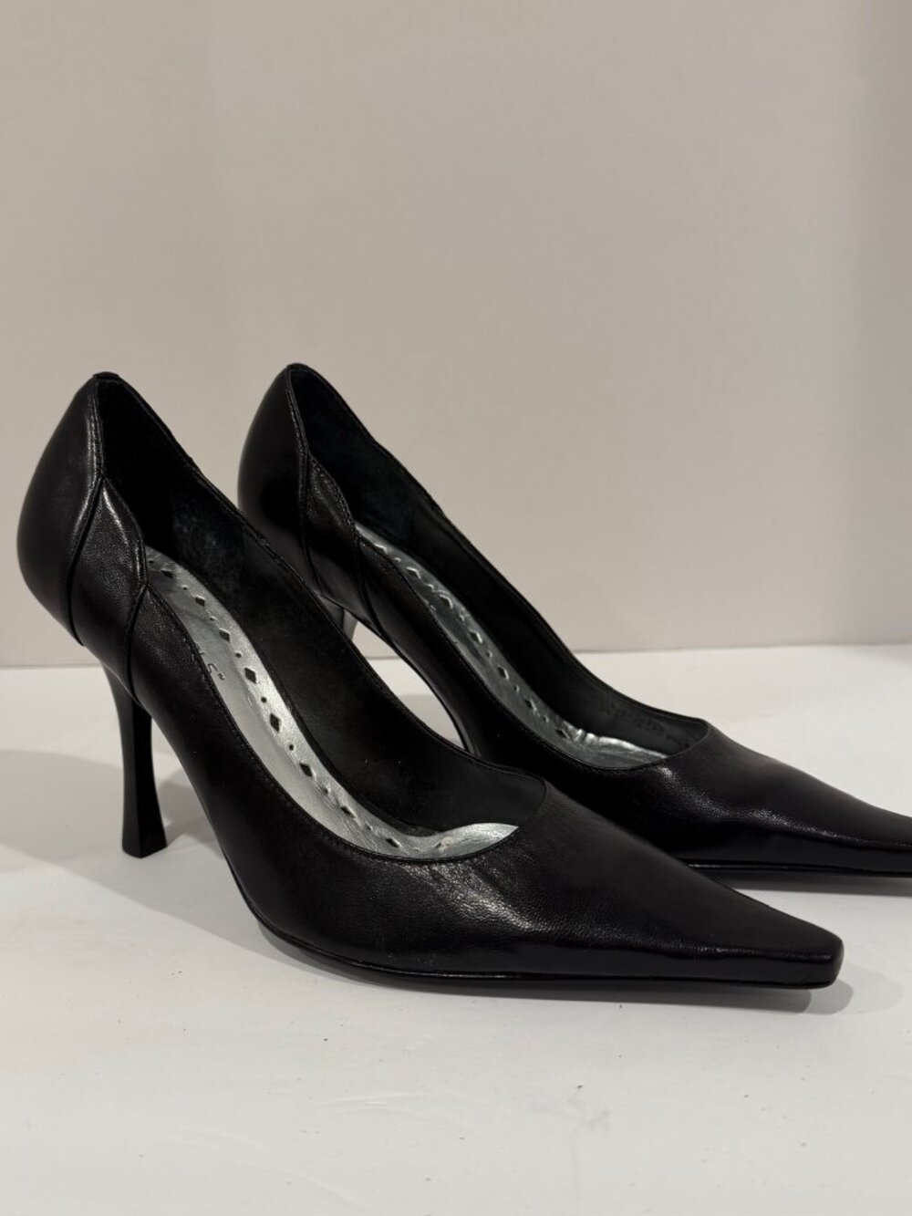 BCBG Girls Black Pointed Toe Heels Sz 6.5B